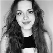 Estudiante de podologia que imparte clases a niños de cualquier edad